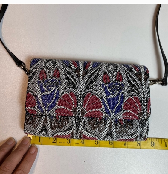 VGC❤️🤍💙Whiting & Davis Crossbody! - Picture 14 of 17